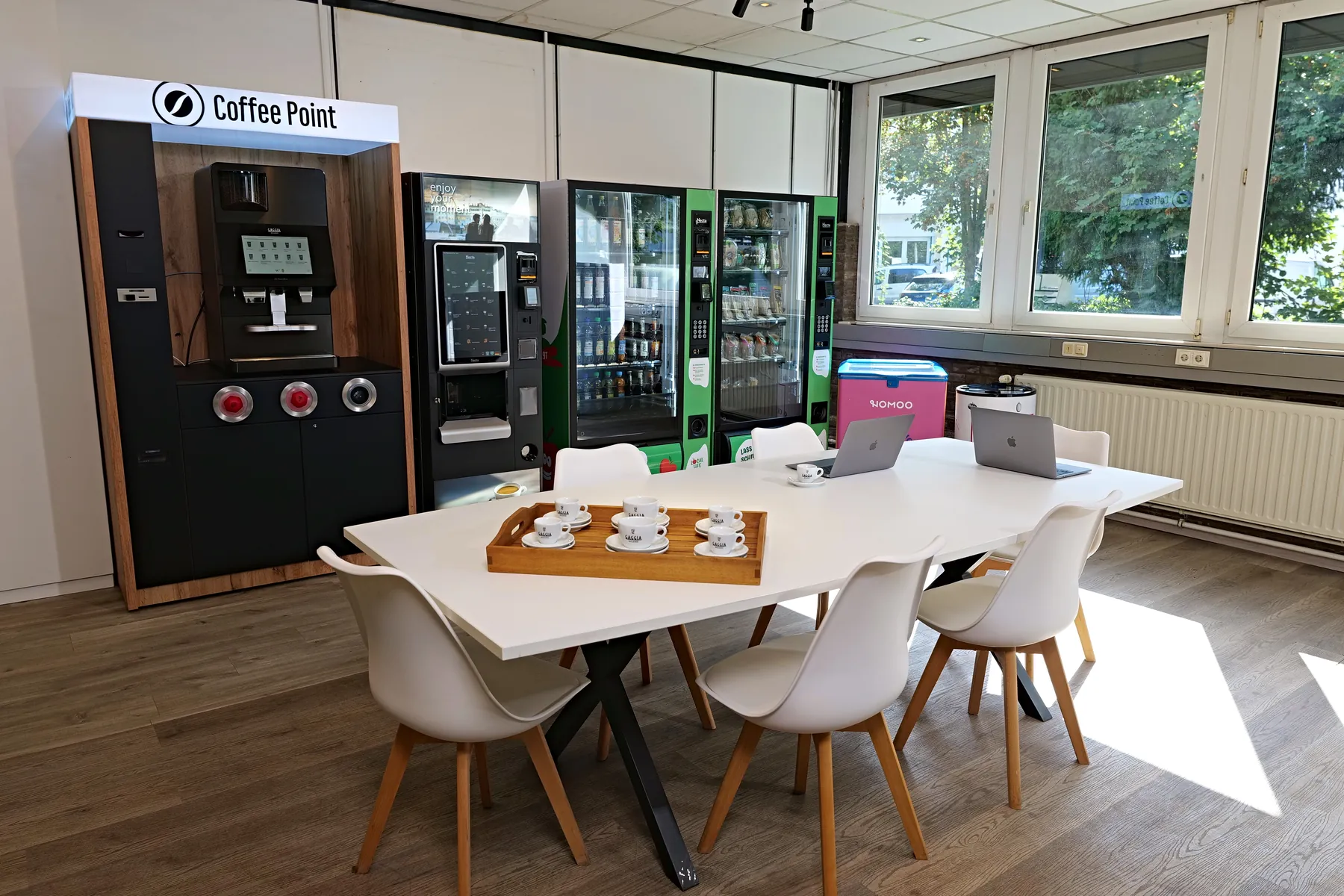 Coffee Point, Kaffeeautomat und Local Life Automaten im Showroom