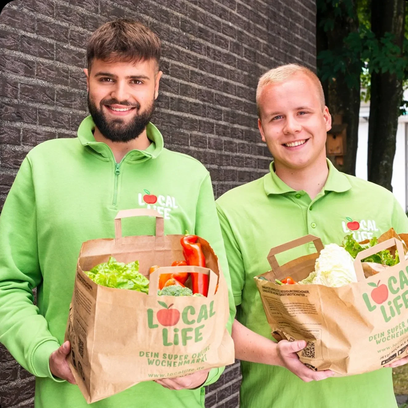 Valentin Steinbrenner und Jakob Larsen kurz nach der Gründung beim Ausliefern von Gemüsetüten